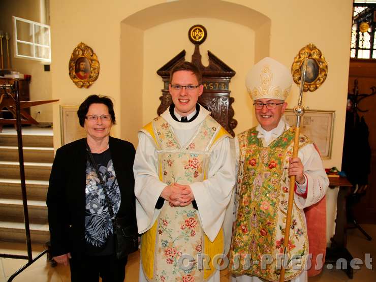 2016.07.03_16.43.38_34.JPG - Neupriester P.Matthäus Kern mit seiner Mutter und Weihbischof Anton Leichtfried.