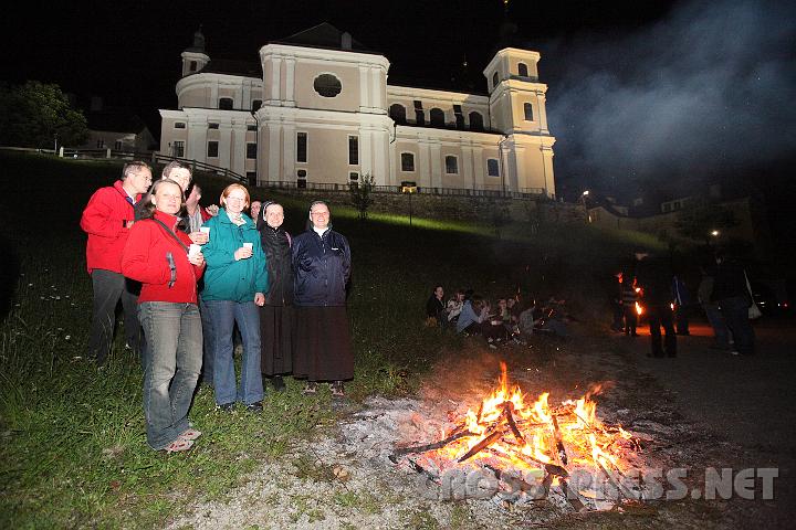 2009.06.05_23.48.38.jpg - Auch die Gleisser Schulschwestern wrmen sich mit Jugendlichen und anderen Pilgern am Lagerfeuer unterhalb der Basilika.