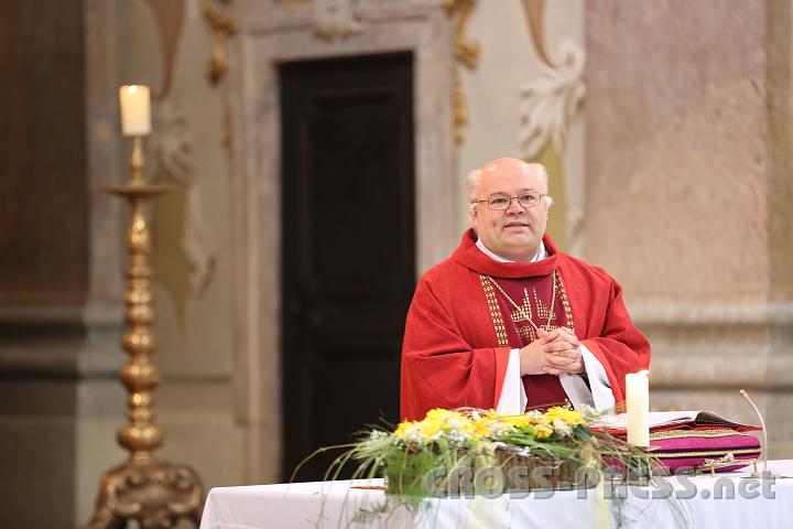 2013.05.20_10.40.33.jpg - Abt Petrus, einer der beiden Firmspender, begrüßt die versammelte Gottesdienstgemeinde.