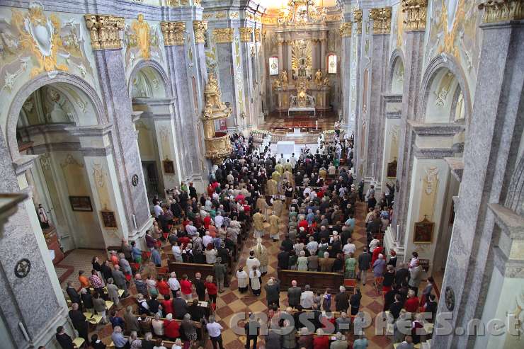 2014.06.15_09.23.51.jpg - Feierlicher Einzug in die Basilika.