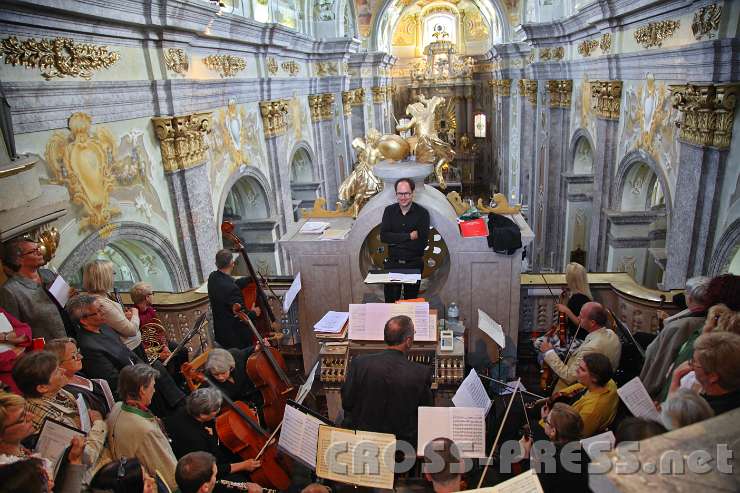2014.06.15_09.34.03.jpg - Die "Cantores Dei" mit ihrem Chorleiter Oliver Stech ganz entspannt am Chor der Wallfahrtsbasilika.