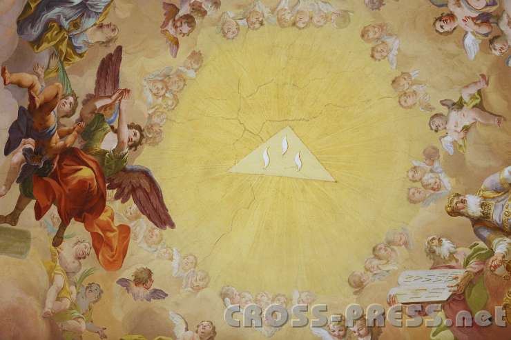 2014.06.15_09.44.28.jpg - Allerheiligste Dreifaltigkeit dargestellt als gÃ¶ttliche Auge im Dreieck. Deckenfresko.