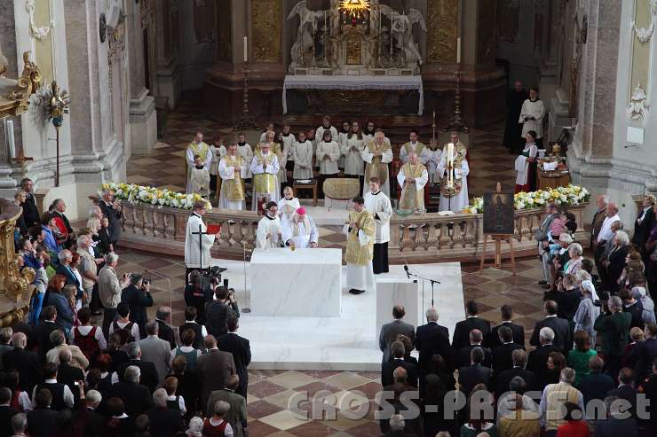 2014.06.15_10.34.03.jpg - Nuntius Zurbriggen gießt in der Mitte und über den vier eingemeißelten Kreuzen hl. Chrisam aus.