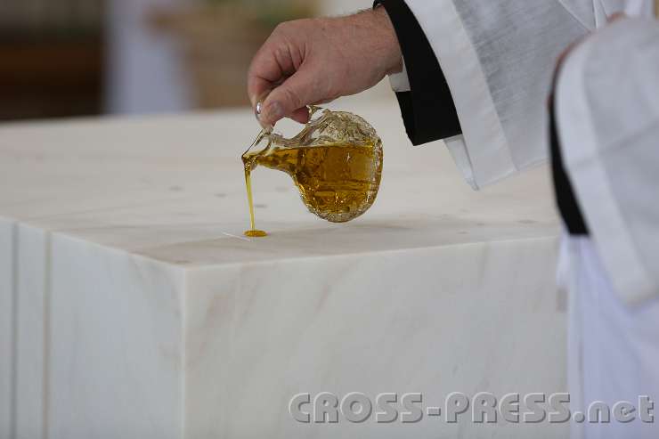 2014.06.15_10.34.20.jpg - In den 4 Ecken und in der Mitte des Altares sind Kreuze eingemeißelt, auf die das Öl gegossen wird.