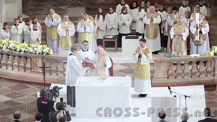 2014.06.15_10.41.43.jpg - Die Heiligenlitanei wird gebetet, während der Weihrauch vom Altar emporsteigt.