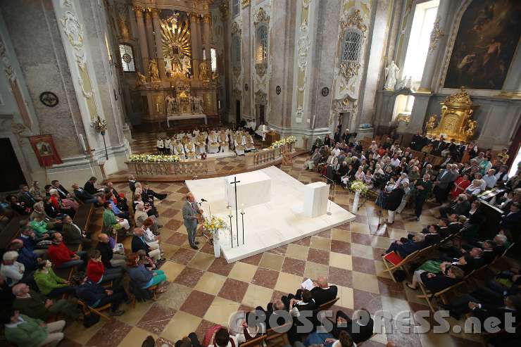 2014.06.15_11.50.02.jpg - Die weiße Marmor-Bodenplatte mit Altar und Ambo aus dem gleichen Stein sowie die "Sessio", der Stuhl für den Priester, wurden vom Südtiroler Künstler Lois Anvidalfarei geschaffen.