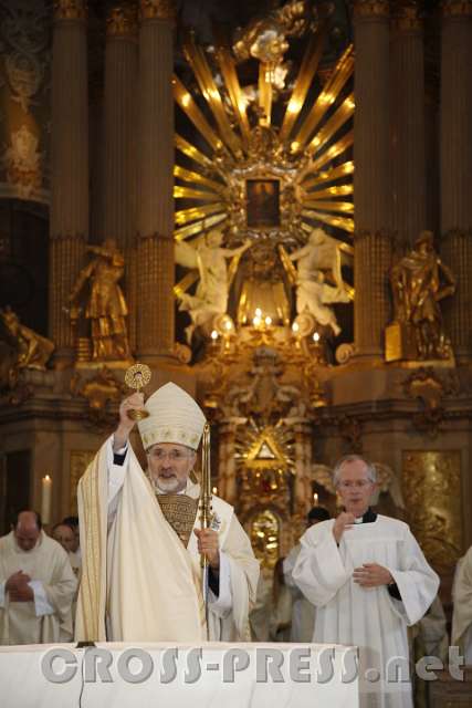 2015.09.06_16.38.59.JPG - Der Bischof von Eichstätt Gregor Hanke erteilt den Abschluss-Segen mit Stola und Reliquie des hl. Papstes Johannes Paul  II. (Patron der Familien).