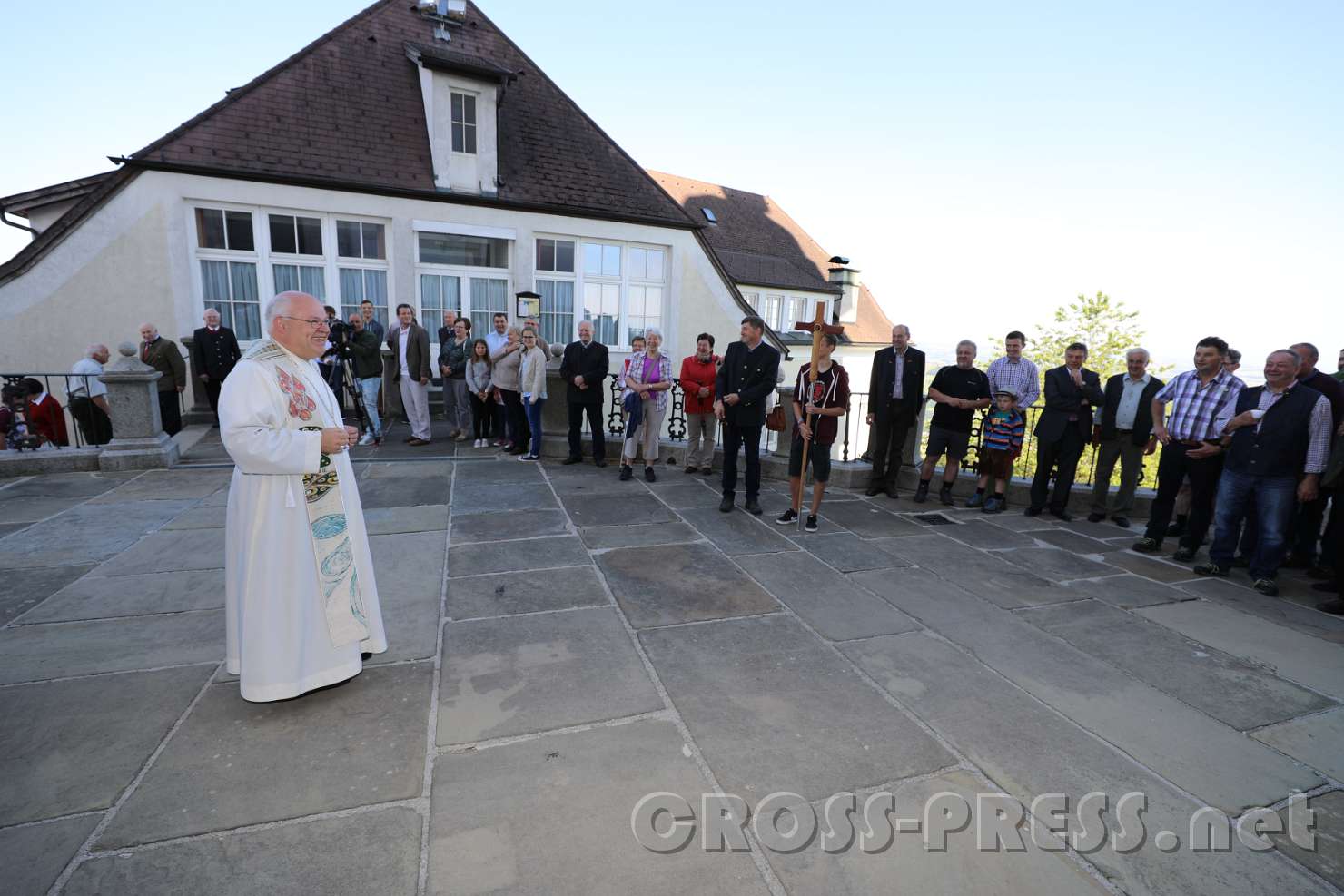 2017.06.11_09.02.02.jpg - Abt Petrus begrüßt die Pilger aus Allhartsberg, die zu Fuß heraufgekommen sind.