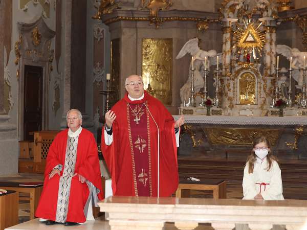 Firmung 08h Abt Petrus Pilsinger begrüßt die Firmlinge.