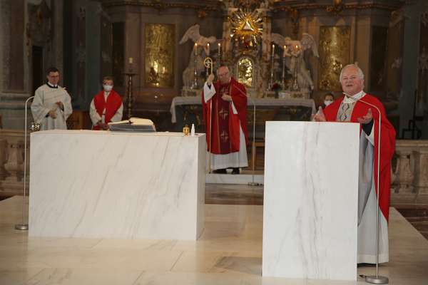 Firmung 10h30 Pfarrer Franz Hörmann bittet Abt den Petrus um die Firmung der Firmkandidaten.
