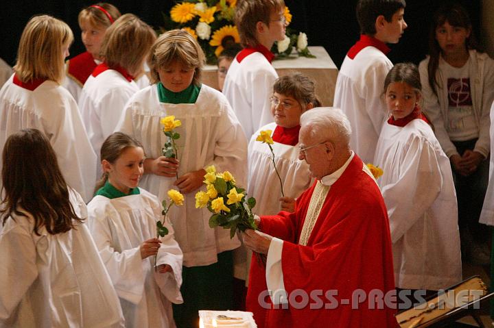 2008.09.14_10.22.35.JPG - Jungscharkinder, zu deren Gunsten P.Pius auf Geschenke verzichtet hat, berreichen ihm Rosen.