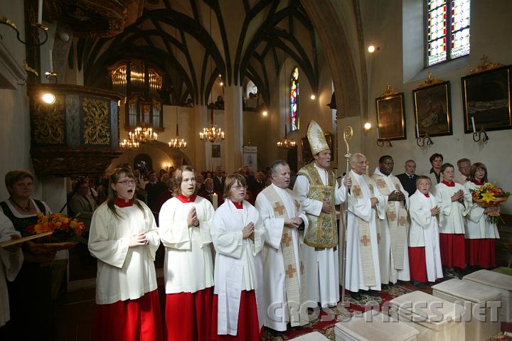 2008.07.27_10.47.43.JPG - Als Dank, dass die schne Pfarrkirche seit 500 Jahren geweiht bleiben konnte, stimmten die Zelebranten und Festgottesdienstbesucher das "Te Deum" an.