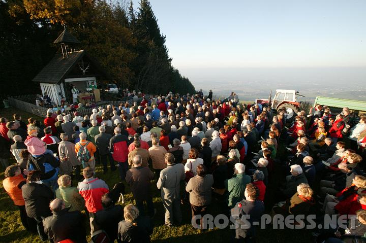 2008.10.26_16.41.28.JPG - Auch Abt P. Berthold kann sich nicht erinnern, jemals so viele Besucher bei der Bergmesse am Rastberg gesehen zu haben.