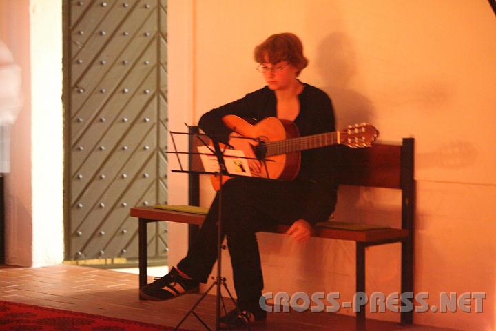 2010.05.28_23.16.03.jpg - Barbara Stockinger leistete mit ihrem Gitarrespiel einen wesentlichen Beitrag zur stimmungsvollen Atmosphre der Eucharistiefeier.