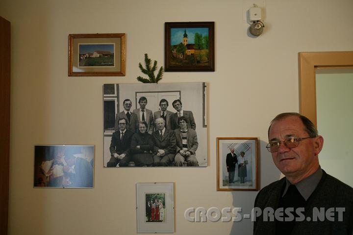 2008-01-09_10.32.09.JPG - Pfarrer Anton Schuh vor Bildern seiner Familie und von Ambach, seinem Heimatort.