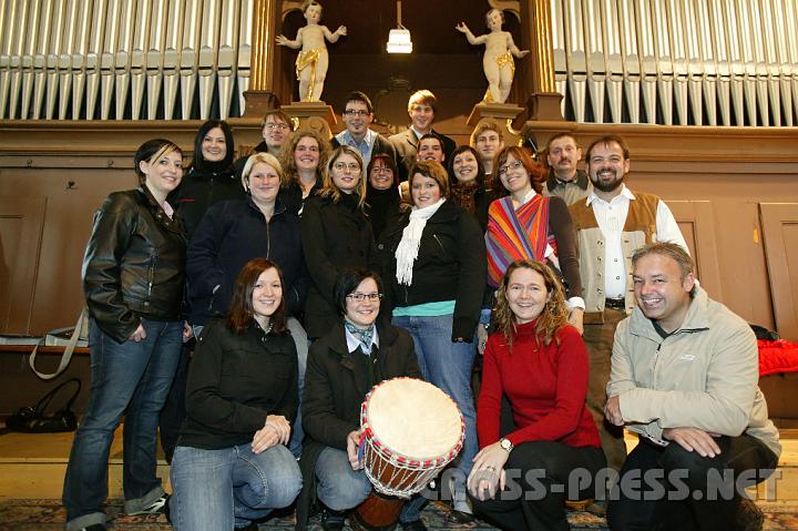 2008.10.19_10.00.47.JPG - Chor "Querfdein" nach der Gestaltung der hl. Messe mit Weltmusik.  Leiterin Mag. Margit Ziervogel (3. v.l.).