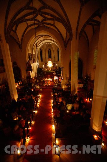 2008.12.20_06.32.13.JPG - Keine Stromsparmanahme in der Kirche:  um die Seele zu erleuchten, bentigt man den elektrischen Strom nicht.
