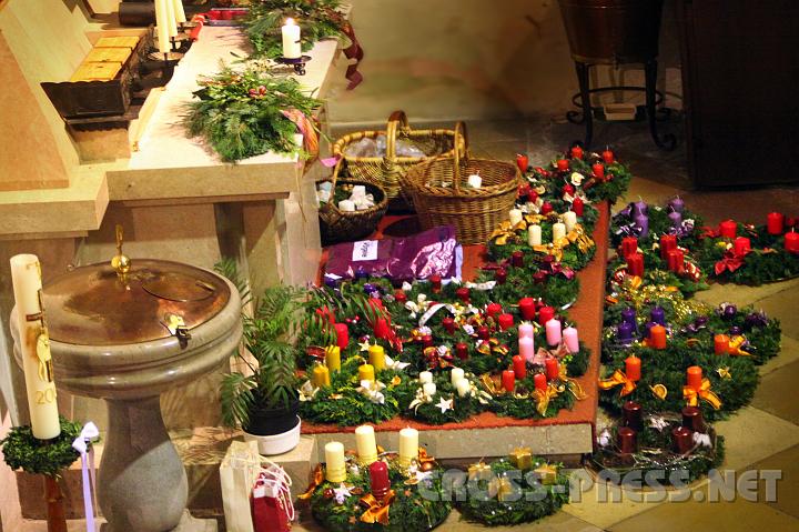 2009.11.28_18.20.31.jpg - Bunt und duftend wird der Advent in den Familien sein:  zur Weihe aufgestellte Adventkrnze.