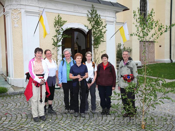 2010.06.03_11.07.41.jpg - Sieben tapfere und wetterfeste Pilger, die traditionell zu Fronleichnam die Fuwallfahrt nach Mariazell beginnen.