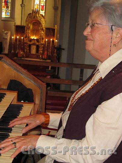 2011.08.07_09.47.31.jpg - Rosemarie Bräu, langjährige Organistin, setzte sich auch zum letztenmal an der alten Orgel.