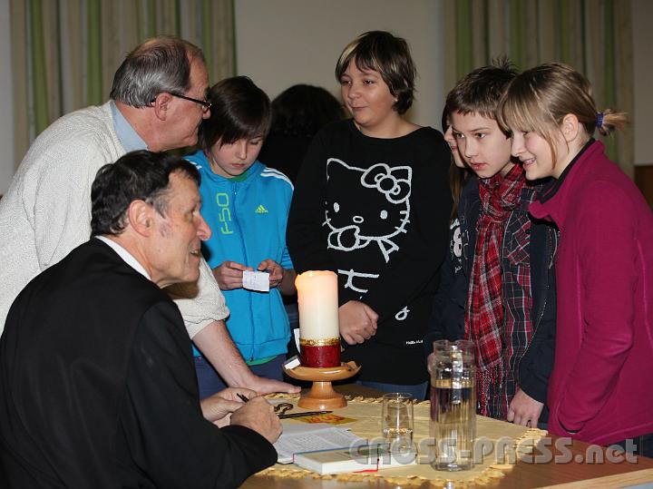 2012.02.01_20.40.15.jpg - In der Pause suchten die SchülerInnen das Gespräch mit Abt Berthold und Pfarrer Schuh.