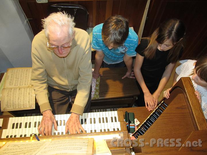 2012.03.23_16.51.55.jpg - Herr Bruckner, unser Organist, zeigt uns geduldig, wie's funktioniert...