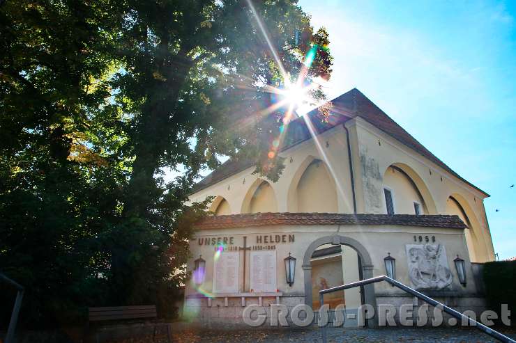 2016.09.25_11.02.25.b.jpg - Pfarrkirche unter den Strahlen der Herbstsonne.