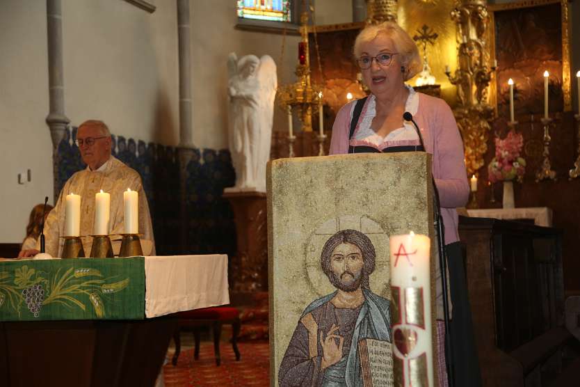 Walter Sommerer - 50 Jahre Priester Teresa Kaufeler liest die Fürbitten