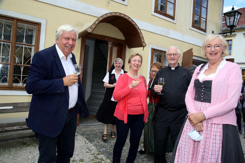 Walter Sommerer - 50 Jahre Priester Agape am Kirchenplatz vor dem Elternhaus.