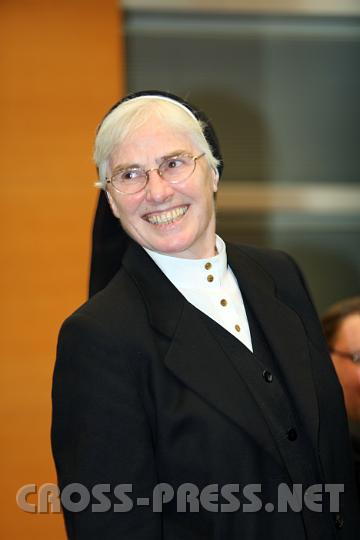 2009.11.29_14.13.52.jpg - Schwester Nikodema kam stellvertretend fr das Team des Lilienhofes.