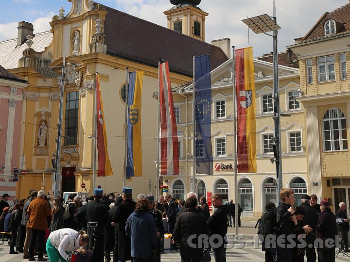2012.04.09_11.56.24.jpg - Die Agape am Hauptplatz vor der Jubiläumskirche.