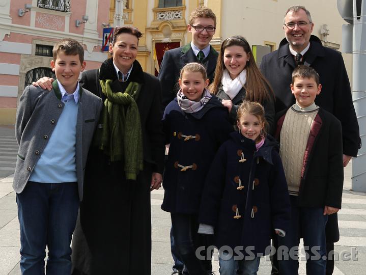 2012.04.09_12.22.33.jpg - Die 8-köpfige Familie von EU-Abg. Mag Ewald Stadler bewirtete persönlich die Gäste bei der Agape.