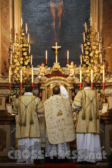 2012.04.09_09.43.11.jpg - Die Liturgie begann mit Beweihräuchern des Altars.  Bei der Festmesse nach Ordo Missae 1962 wurden auch entsprechende Messgewänder verwendet.