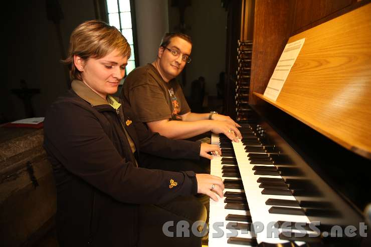 2013.09.14_17.11.49.jpg - Peter Wiesbauer stimmt mit seiner Gattin die Orgel für Abendkonzert.