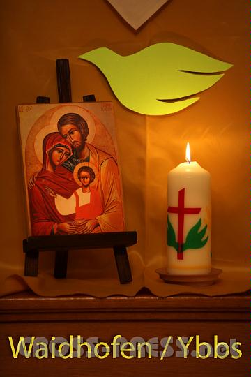 2011.05.20_22.47.33.jpg - Eine grüne Taube, Kerze und Ikone als Insignien der Zugehörigkeit zur Lorettogemeinschaft.