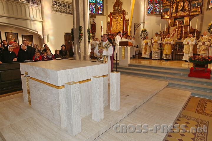 2013.11.10_09.33.49.jpg - Der neue Altar besteht aus italienischem Travertin. Er wurde von Dr. Karel Rechlik aus Tschechien entworfen und von Steinmetzmeister Jan Motycka gebaut.