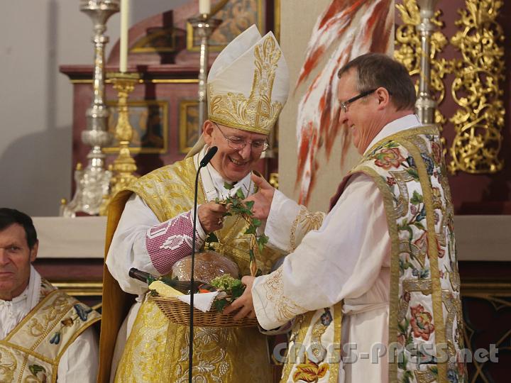 2013.11.10_11.44.36_02.jpg - Dechant Döller überreicht Bischof Küng einen Korb mit Brot und Wein aus dem Mostviertel.
