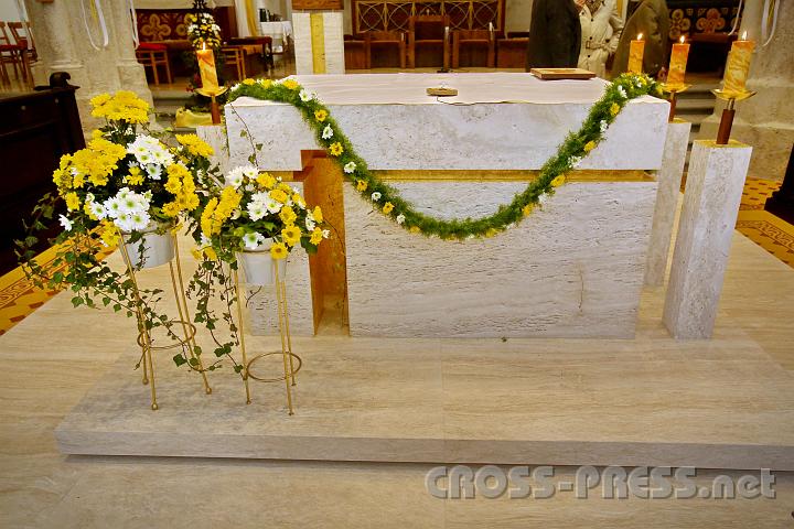 2013.11.10_12.32.14.jpg - Mit Blumengirlande festlich geschmückt anlässlich seiner Weihe: der neue Altar der Stadtpfarrkirche Waidhofen.