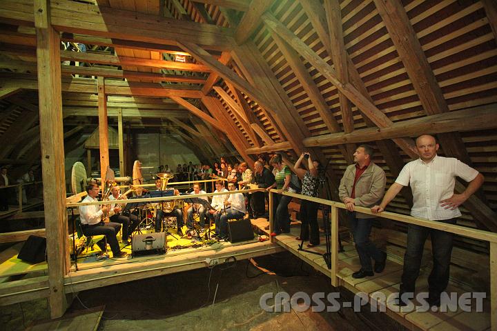 2010.05.28_20.43.39.jpg - Auf Holzstegen ber und rund um die Konzertplattform standen die Zuhrer der musikalischen Darbietung am Kirchendachboden.