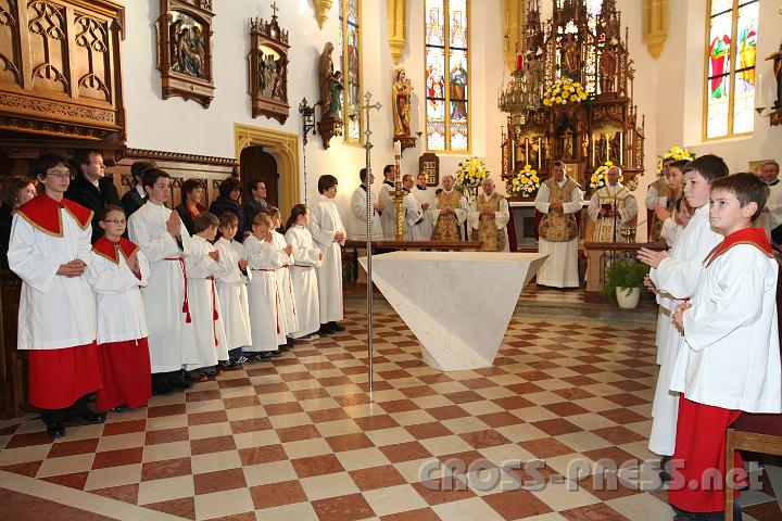 2011.10.16_09.01.44.jpg - Altarraum mit seiner neuen Mitte, dem weißen Altar