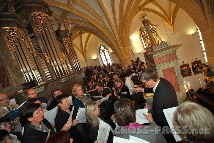2011.10.16_09.49.25.jpg - Der Kirchenkor führte die "Missa Solemnis" und das "Halleluja" von G.F.Händel auf.