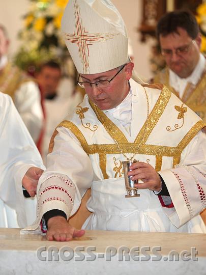 2011.10.16_10.08.27.jpg - Weihbischof Leichtfried verteilt das Salböl über den Altartisch.