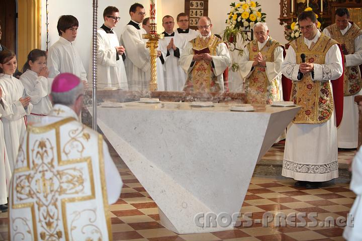 2011.10.16_10.14.35.jpg - Bischof mit Konzelebranten in feierlicher Versammlung um den "Tisch des Herrn".
