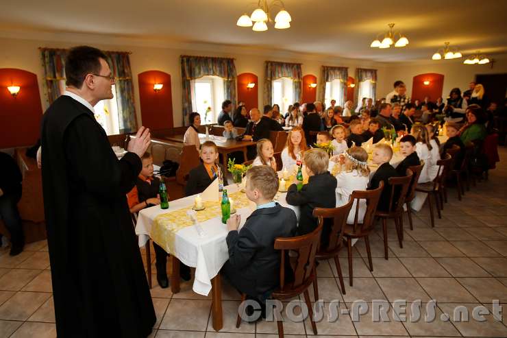 2016.05.05_10.54.28_71.JPG - Pfarrer P.Jaxobus spricht das Tischgebet und segnet die Speisen.