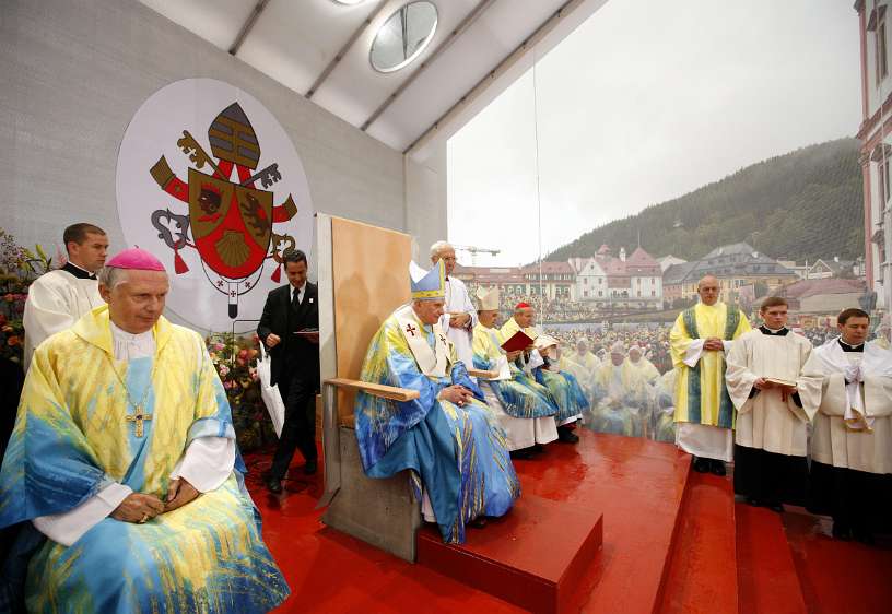 PAPST BENEDIKT XVI IN OESTERREICH: MARIAZELL Papst Benedikt XVI waehrend einer Messe in Mariazell am Samstag, 08. September 2007, im Rahmen eines dreitaegigen Besuches in Oesterreich. APA-FOTO: ROBERT...