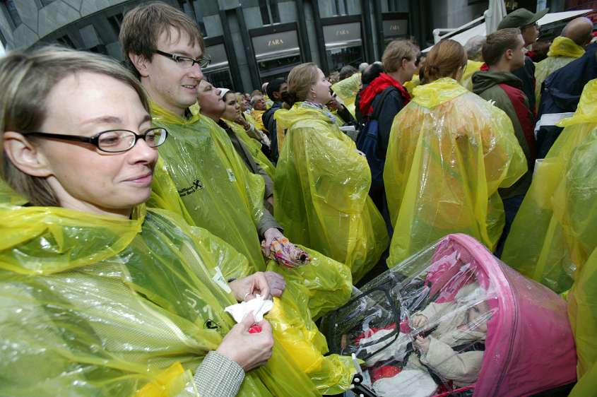 'Auf Christus schauen', Papstbesuch in Österreich 2007 Der Regen hat auch Familien mit Kleinstkindern nicht abgehalten, zur Papstmesse zu kommen.