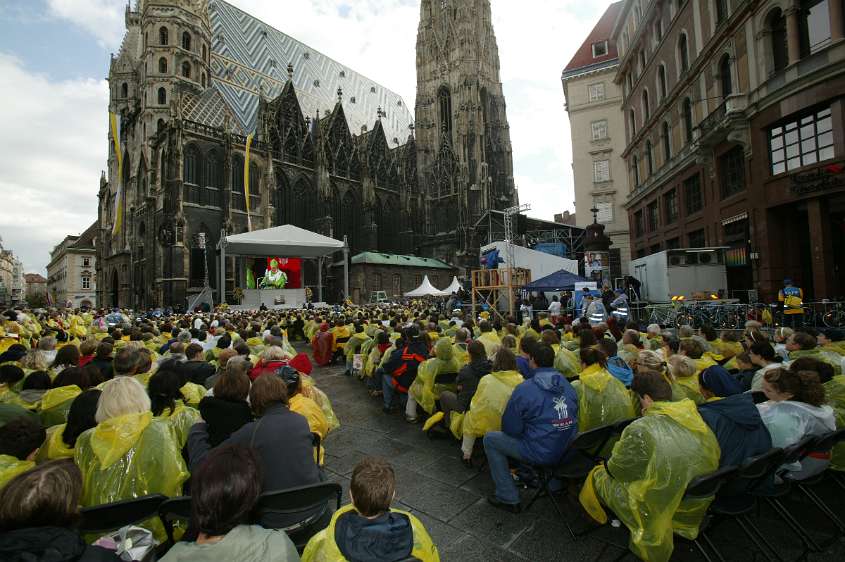 'Auf Christus schauen', Papstbesuch in Österreich 2007 Das Geschehen im Dom wurde nach draußen übertragen.