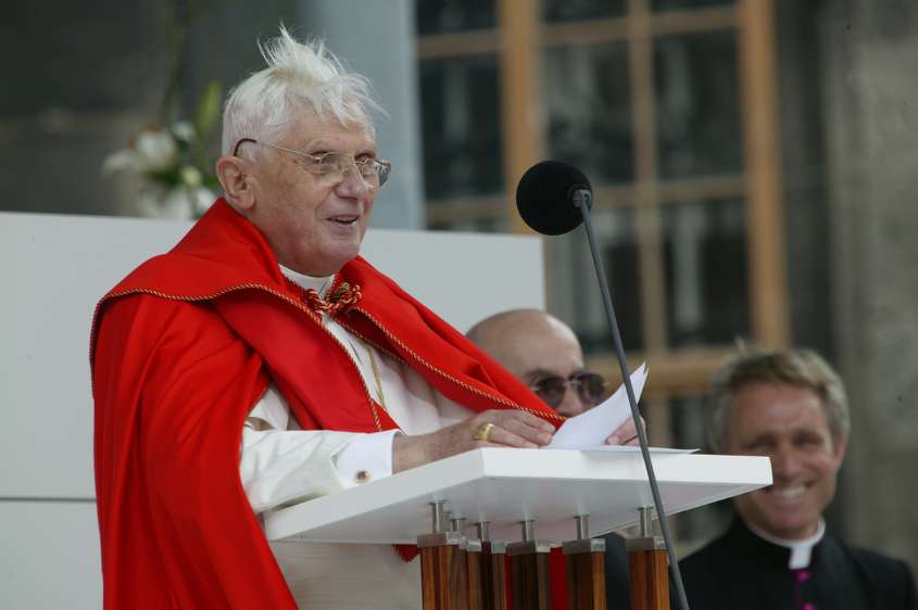 'Auf Christus schauen', Papstbesuch in Österreich 2007 Wie schon in Köln, wehte der Wind das päpstliche Kapperl weg. :)