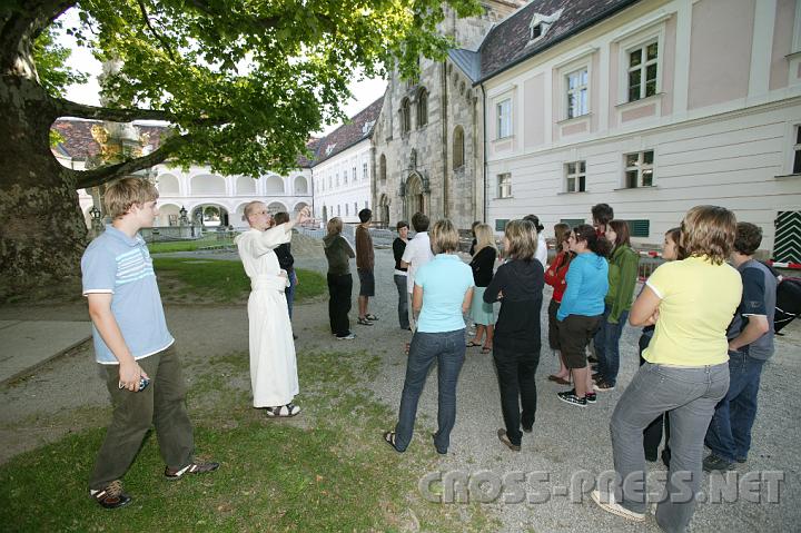 2008.07.05_08.22.44.JPG - Fhrung durch Stift Heiligenkreuz mit Fr. Coelestin