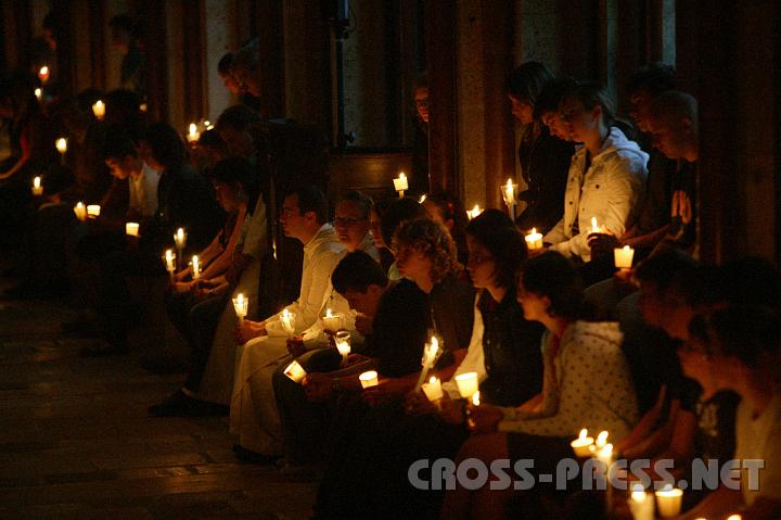 2008.07.04_20.48.04.JPG - Prozession durch Stiftskirche und Kreuzgang